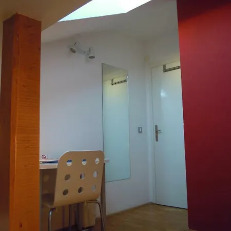 Rainbow Hostel *